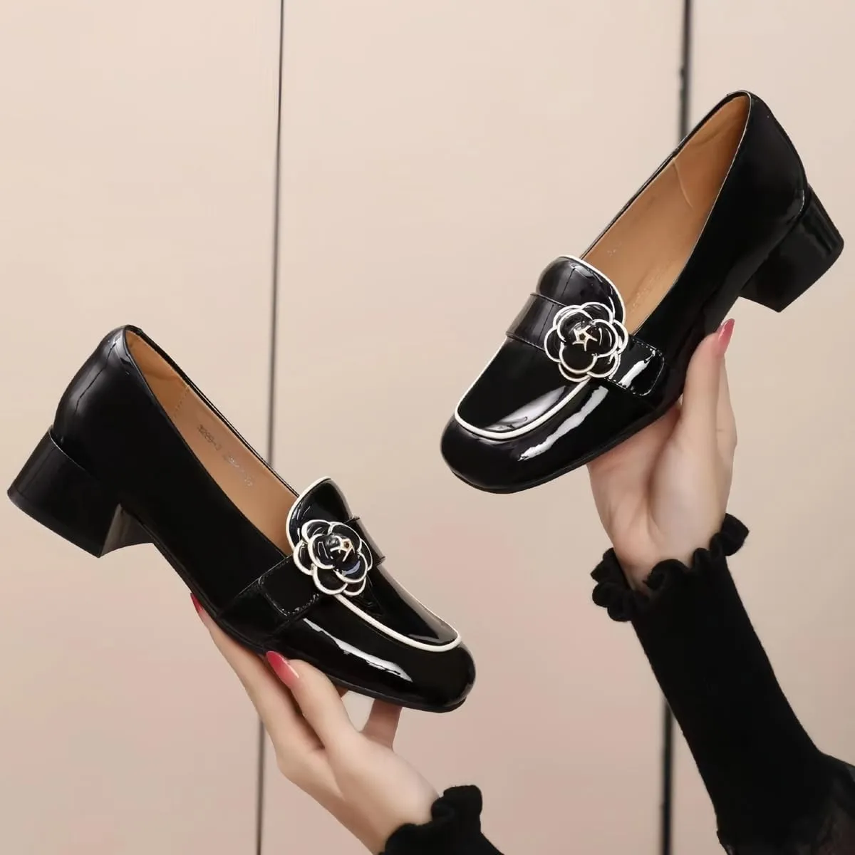 2025 New Women's Leather Loafers with Metal Buckles Commute Friendly Waterproof Chunky Block Heels Rounded Toe Shoes for Comfort and Elegance